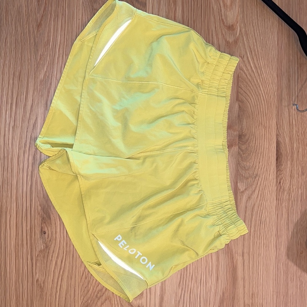 Peloton x Lululemon 4" Hotty Hot Short II (Soleill / yellow)